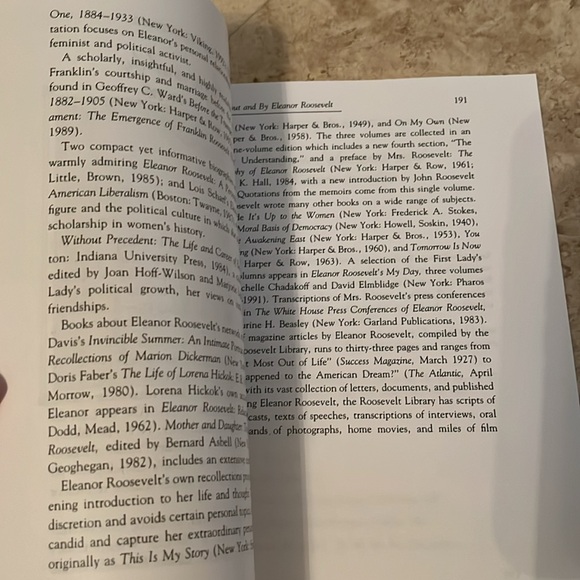 Book - Eleanor Roosevelt A Life of Discovery 191 Pages - Picture 4 of 4